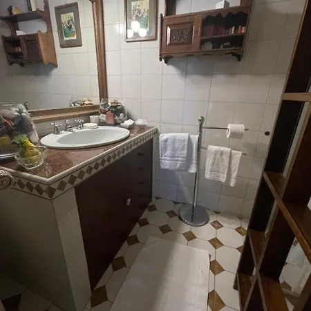 Angolo Di Porta Sole 3* بيرودجا